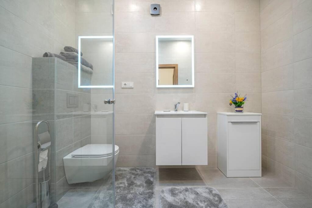Homely Kreves Apartment By Polo Apartments Kaunas Bagian luar foto